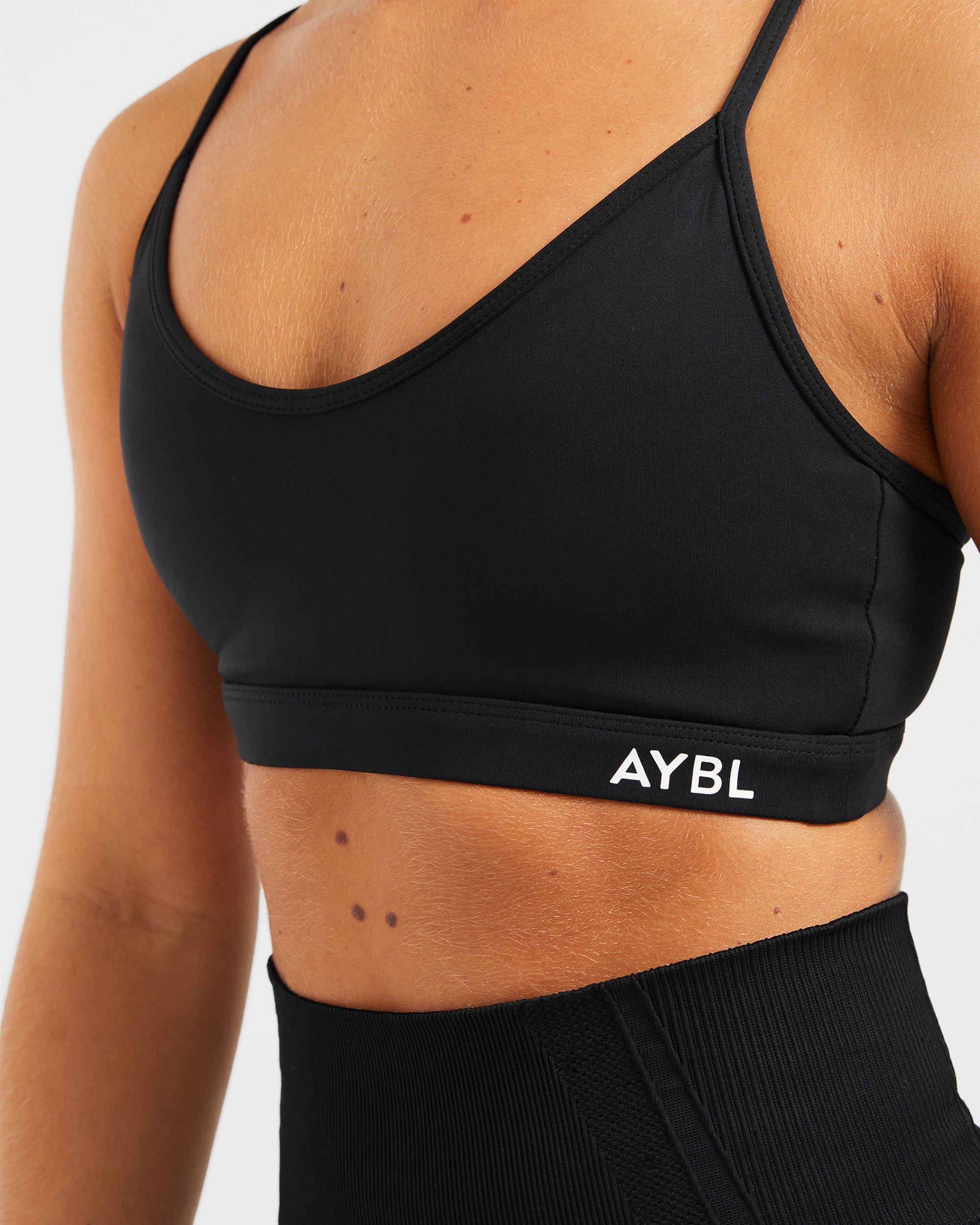 Essential V Neck Sports Bra - Schwarz
