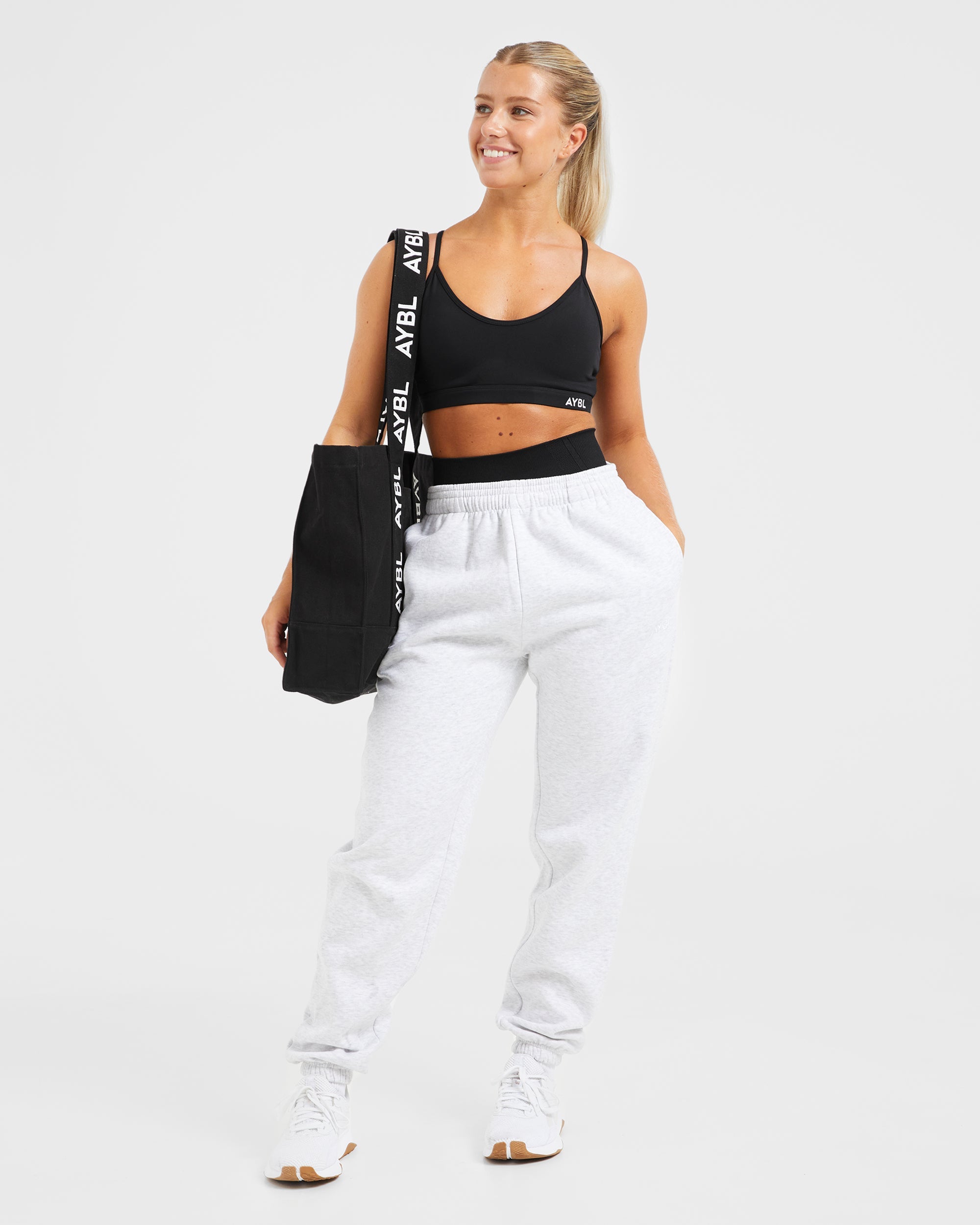 Essential V Neck Sports Bra - Schwarz