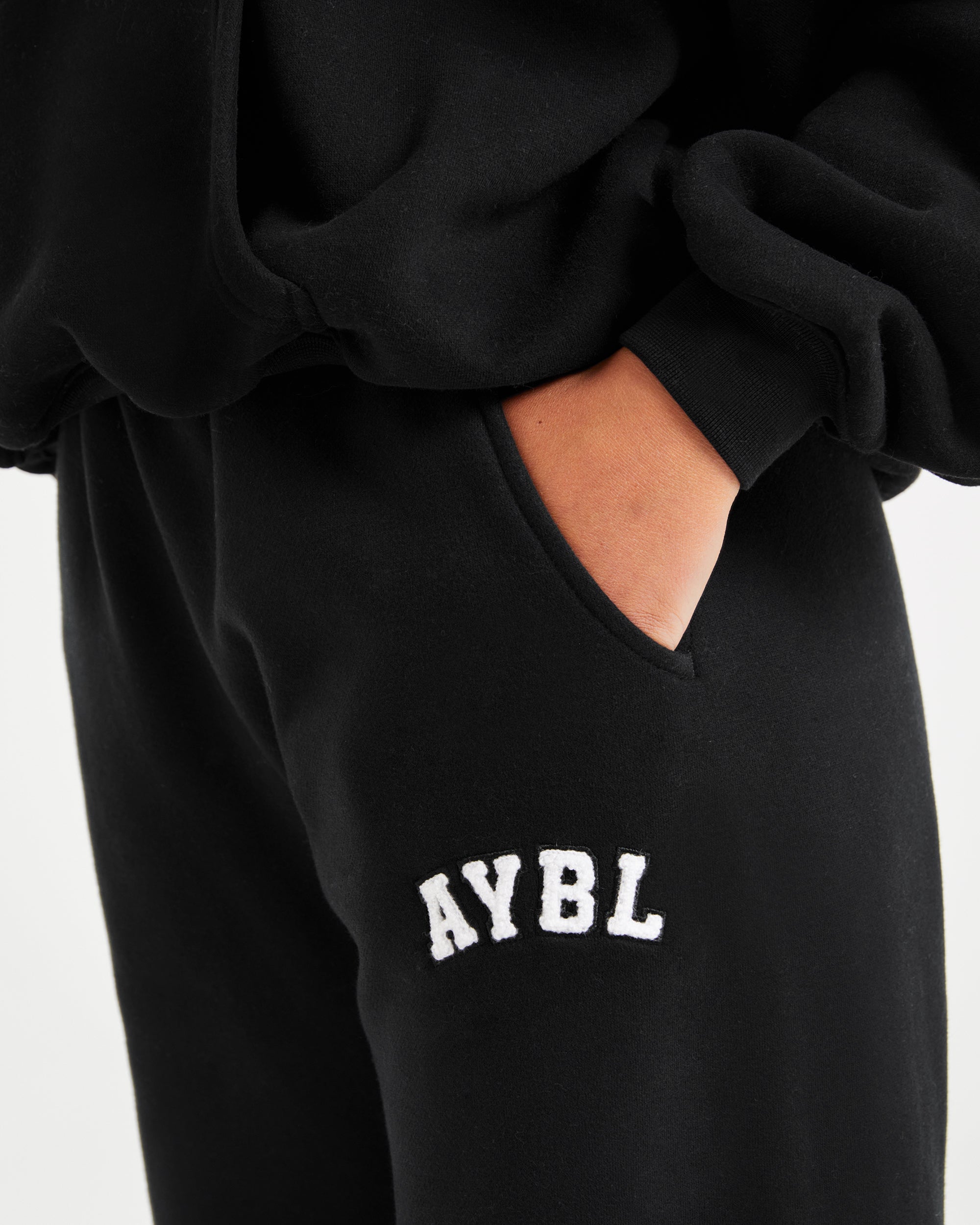 Varsity Oversized Straight Leg Joggers - Schwarz