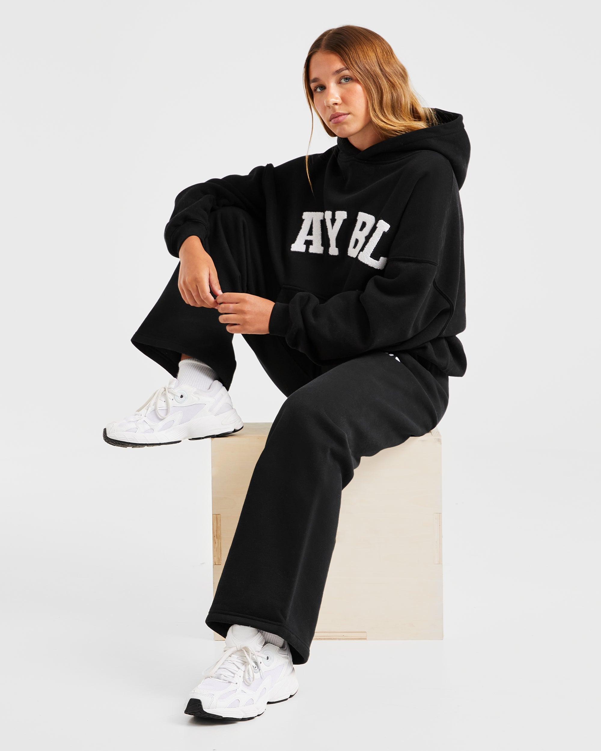 Varsity Oversized Straight Leg Joggers - Schwarz