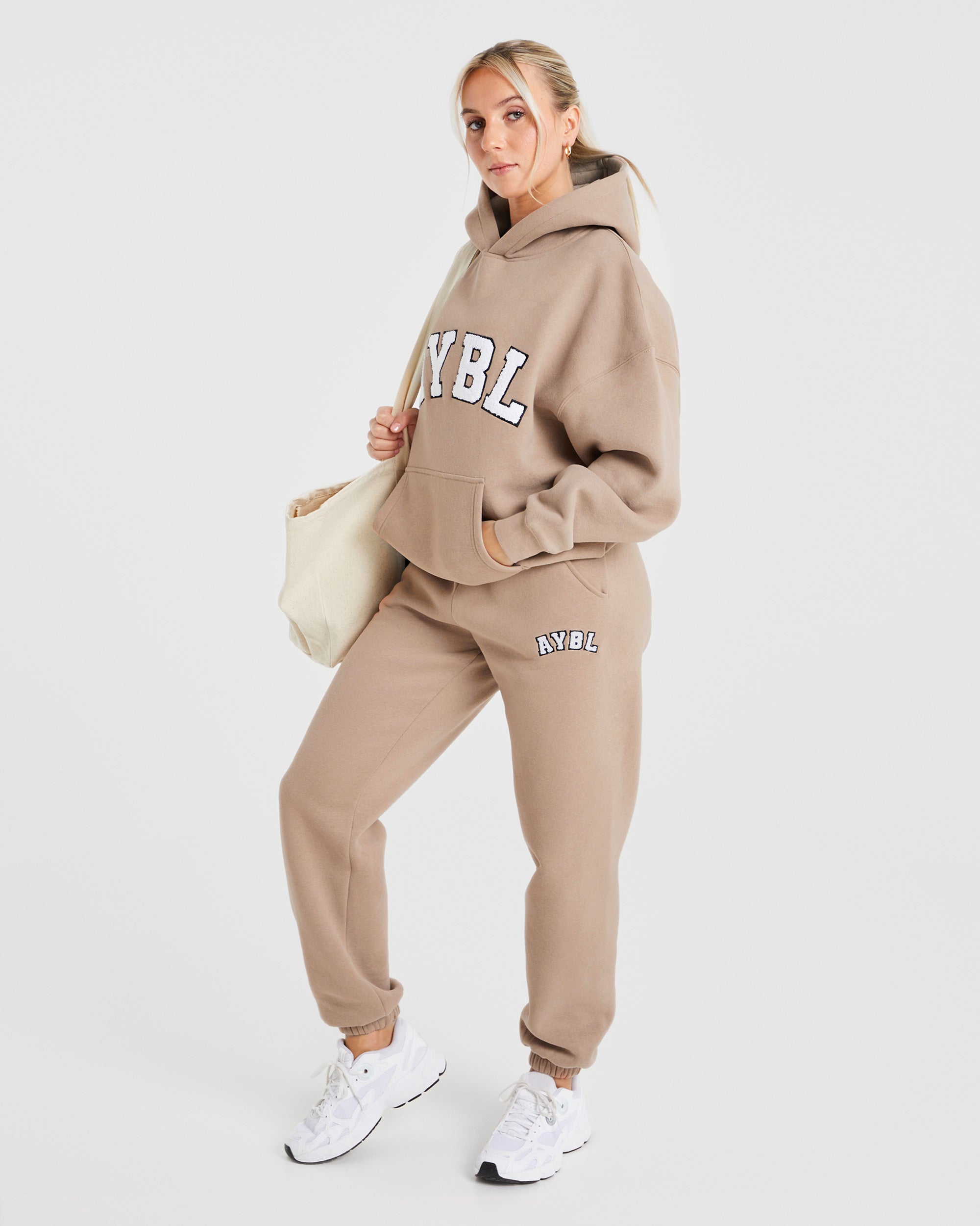Varsity Oversized Joggers - Latte Braun