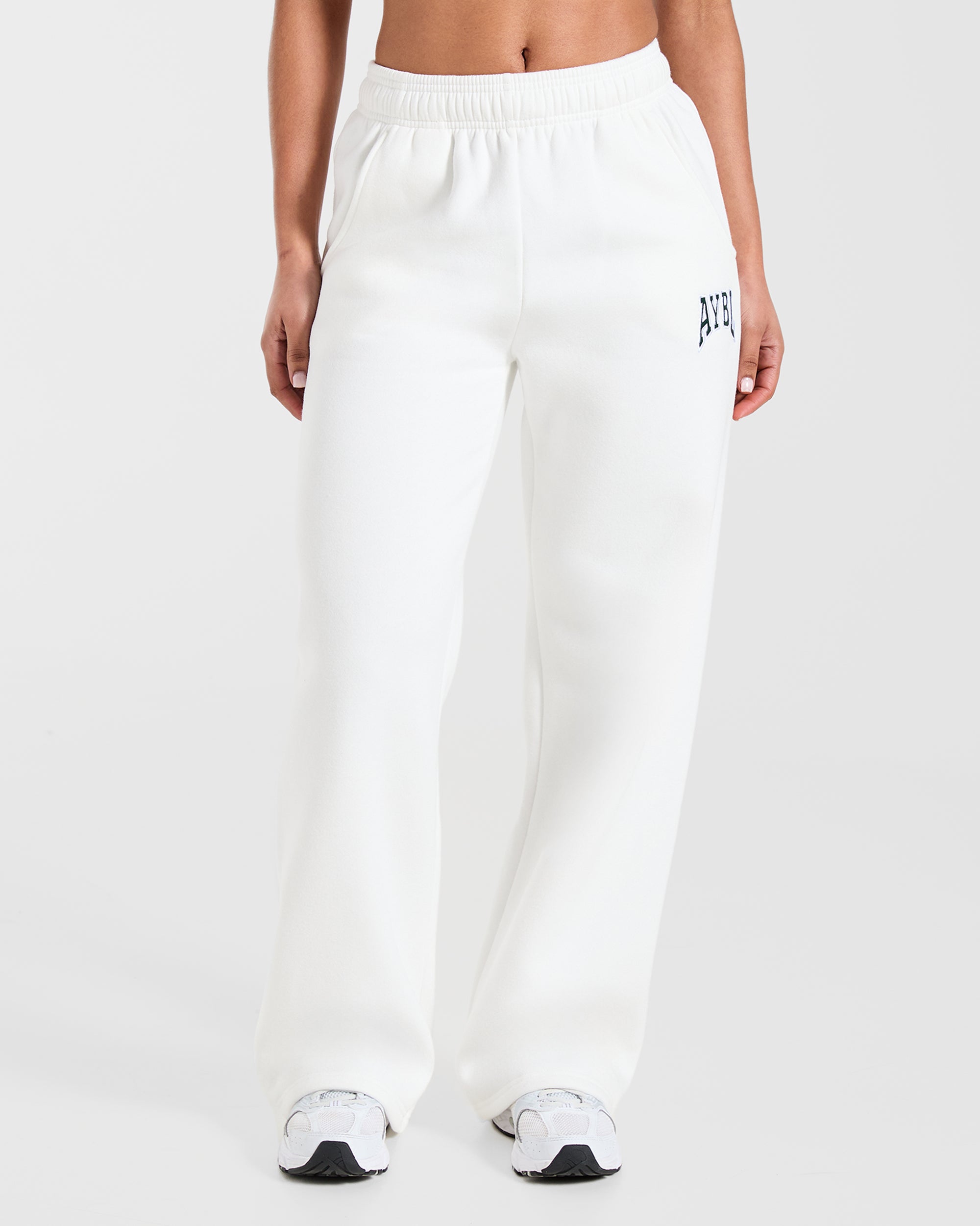 AYBL Club Oversized Straight Leg Joggers - Off Weiß/Forest Grün