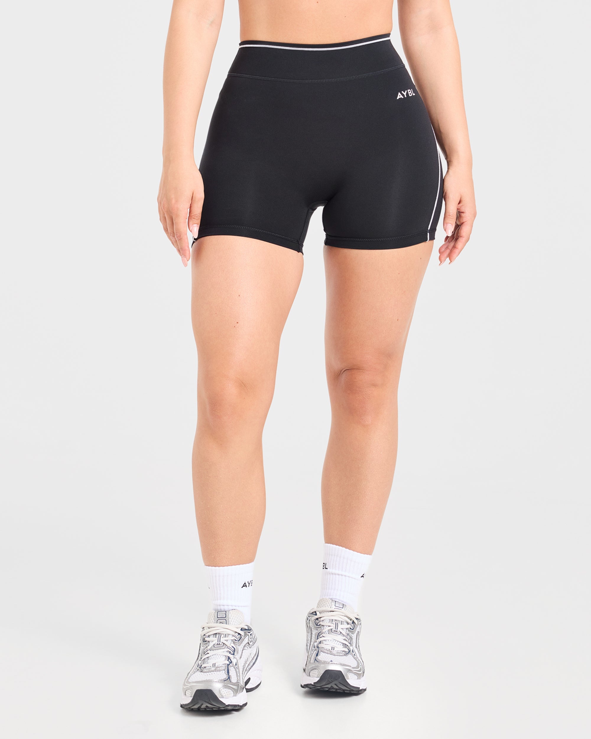 Form Shorts - Schwarz