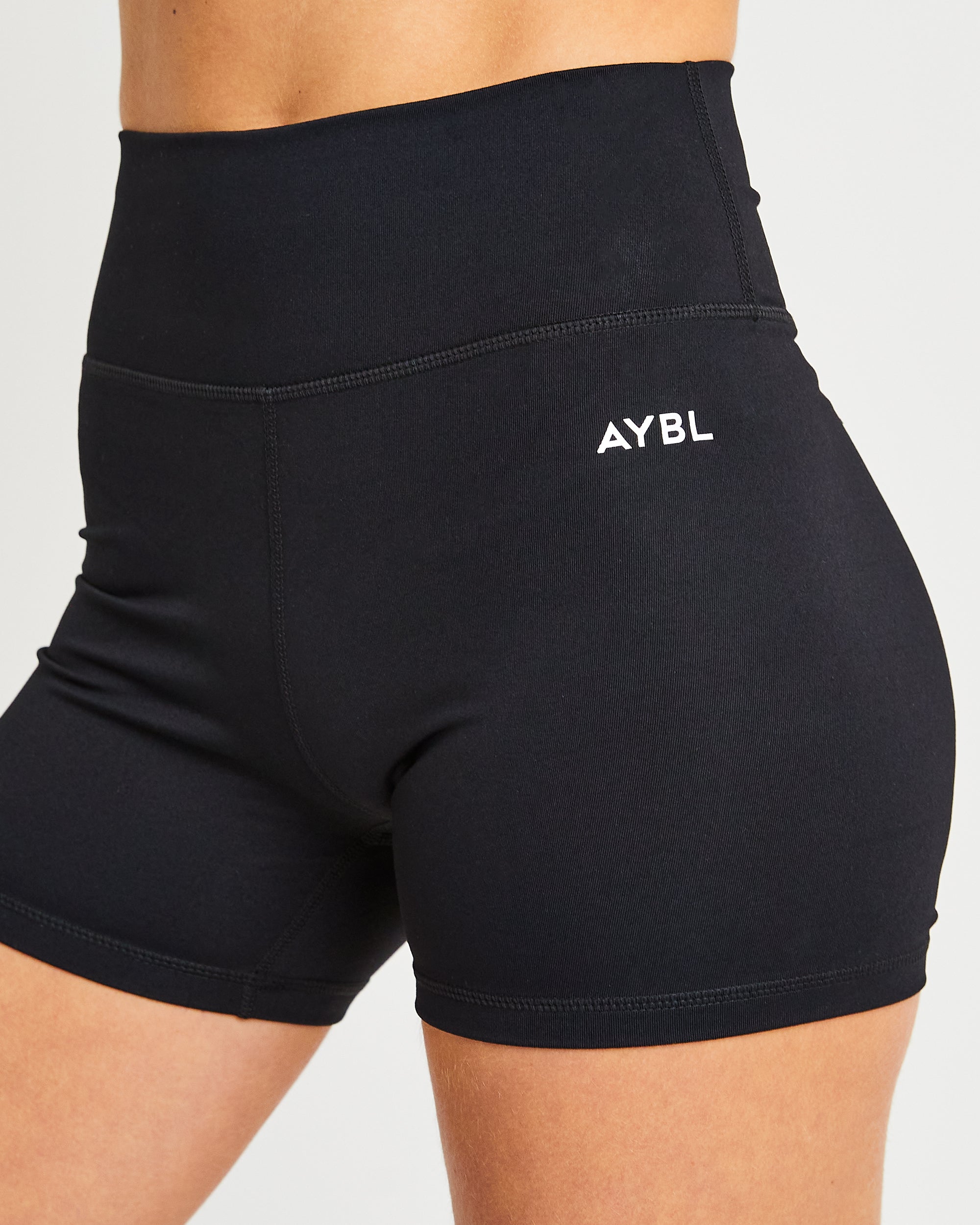 Core Shorts - Schwarz
