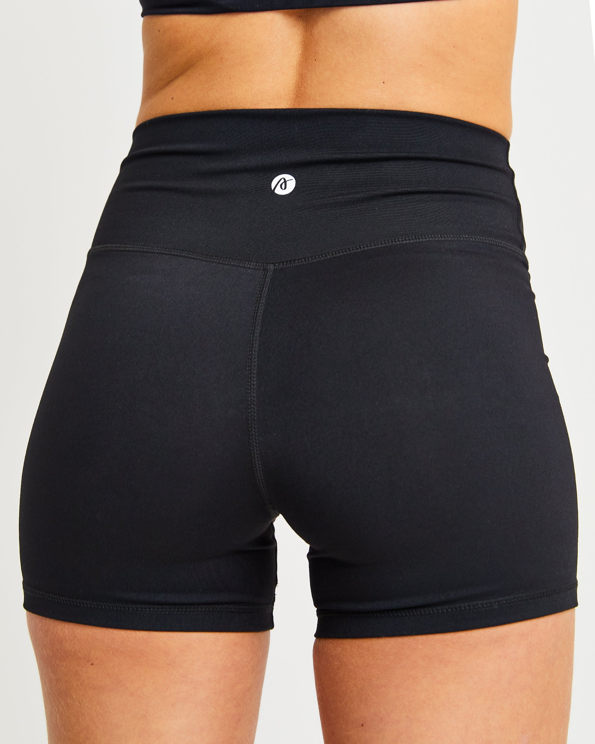 Core Shorts - Schwarz