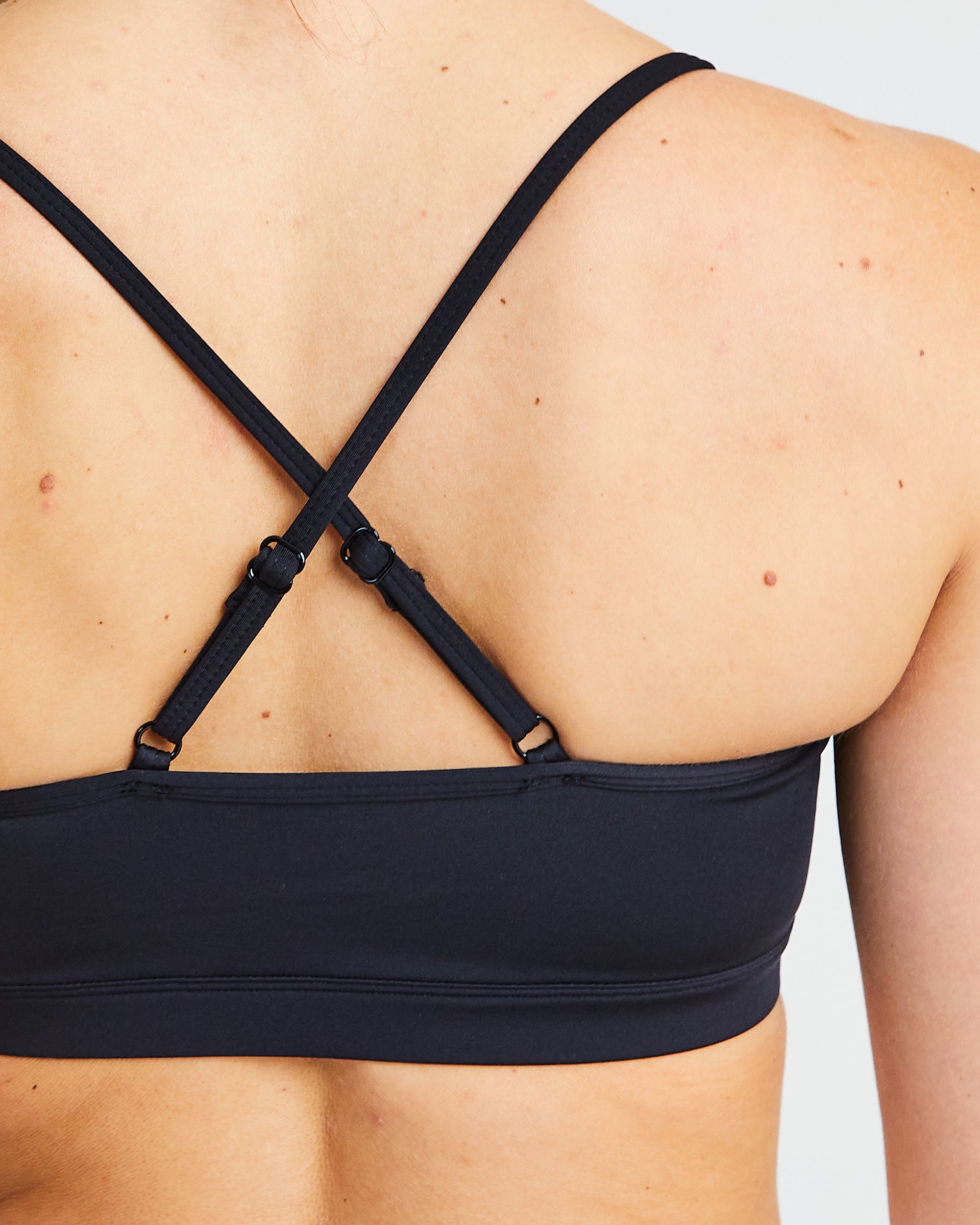 Essential V Neck Sports Bra - Schwarz
