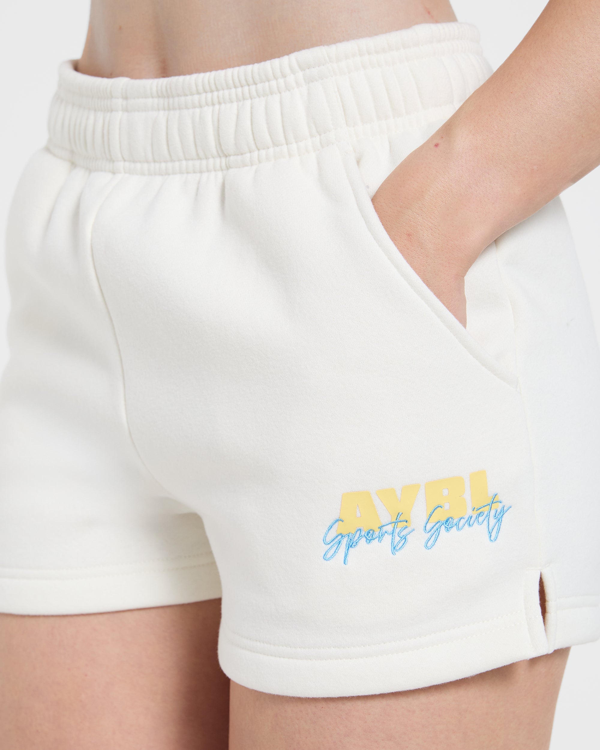 Sports Society Oversized Shorts - Off Weiß
