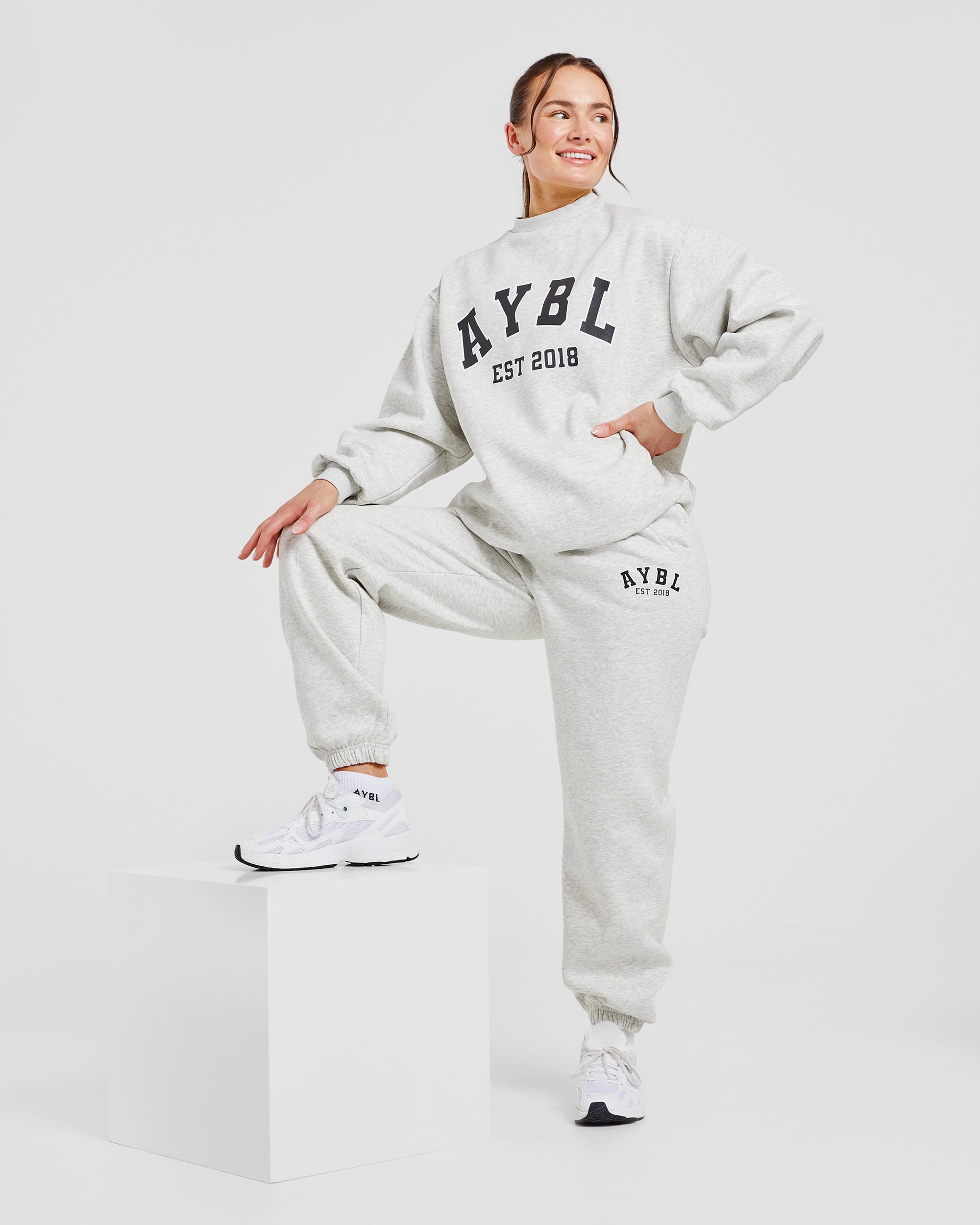 Varsity Graphic Oversized Joggers - Grau Marl