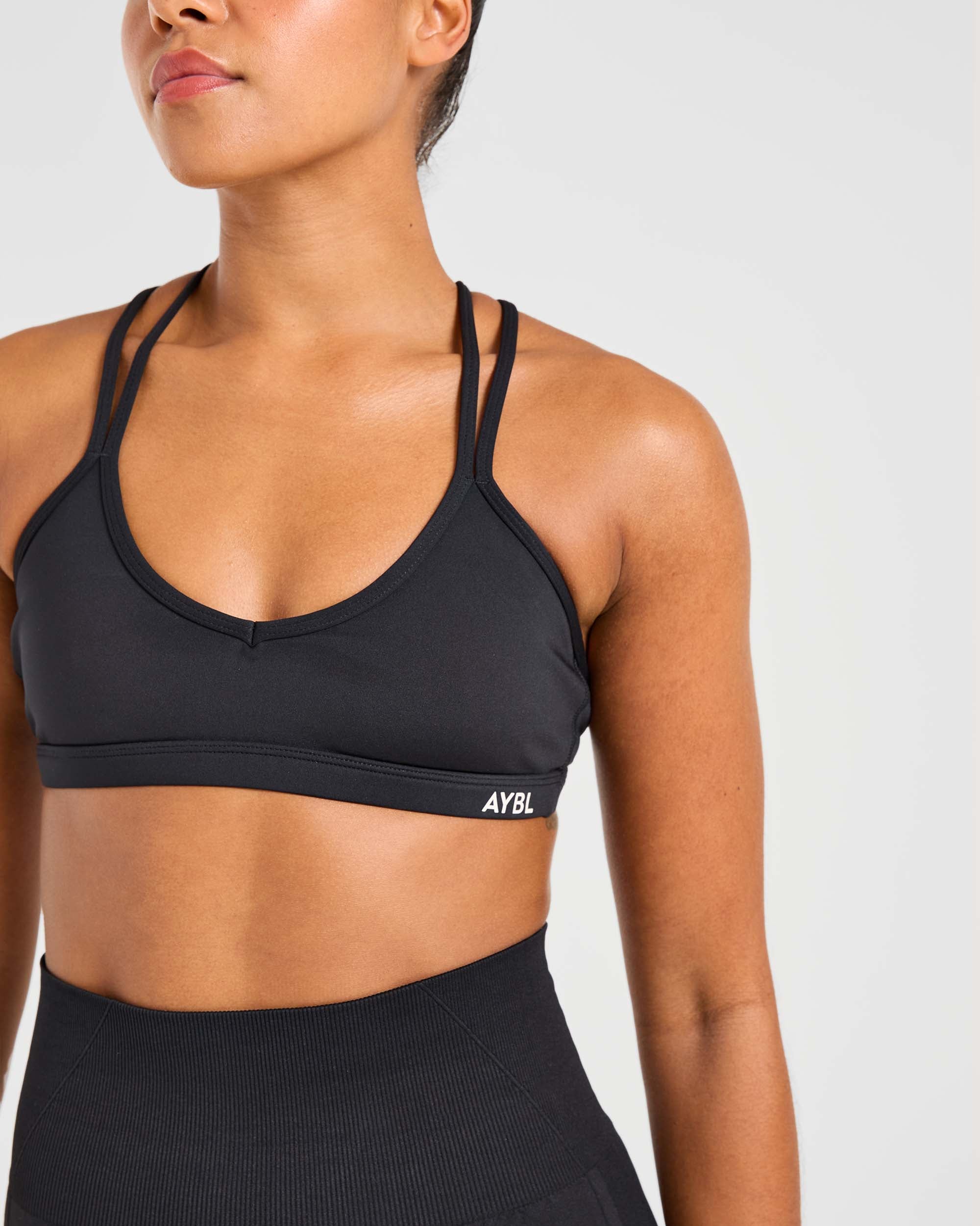 Essential Strappy Sports Bra - Schwarz