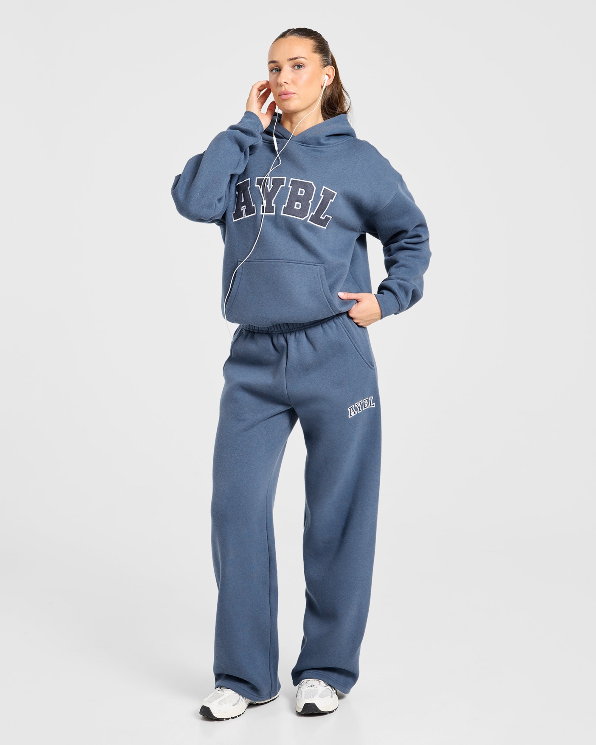 Varsity 2.0 Oversized Straight Leg Joggers - Denim Blau