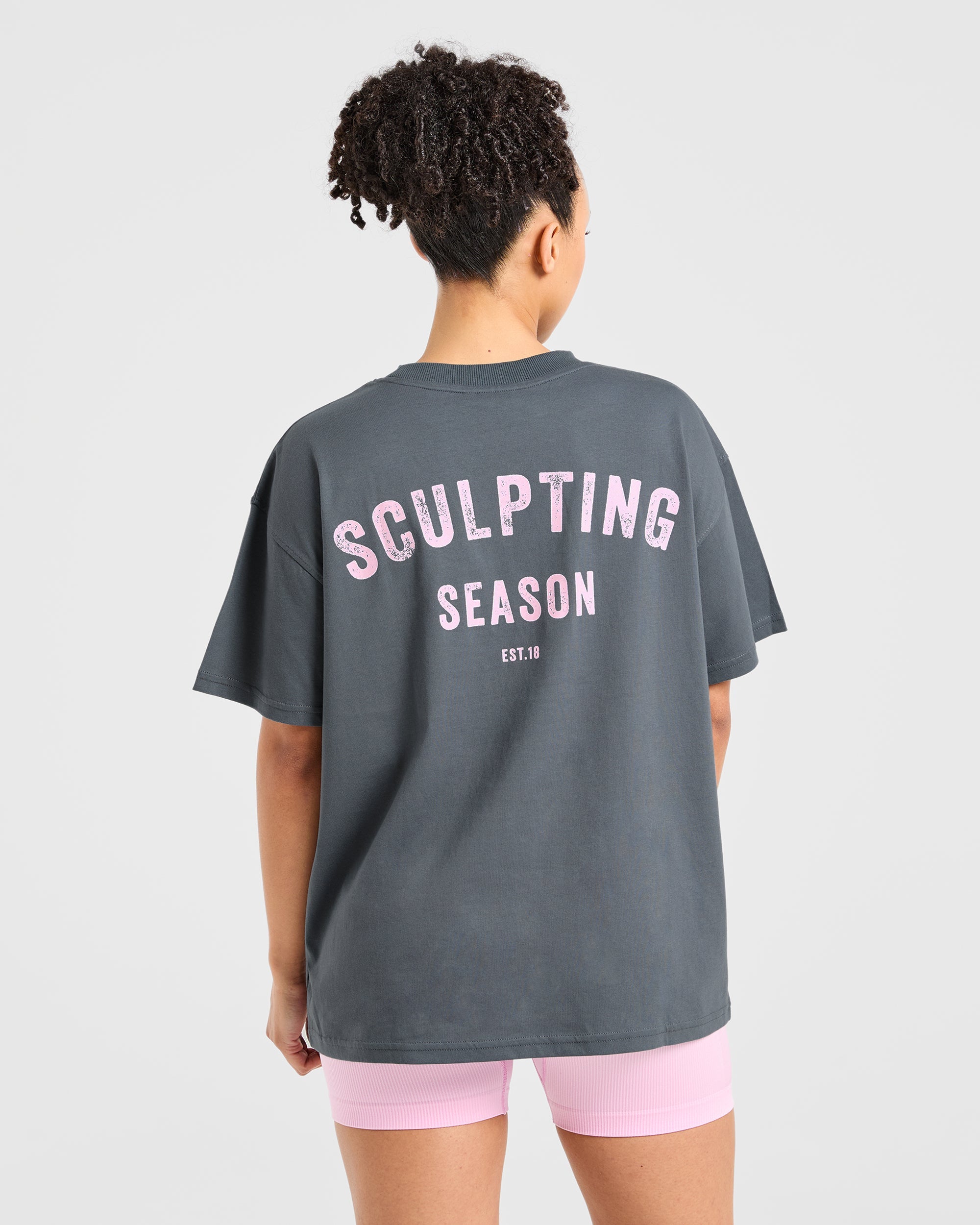 Sculpting Season Oversized T Shirt - Grau/Rosa