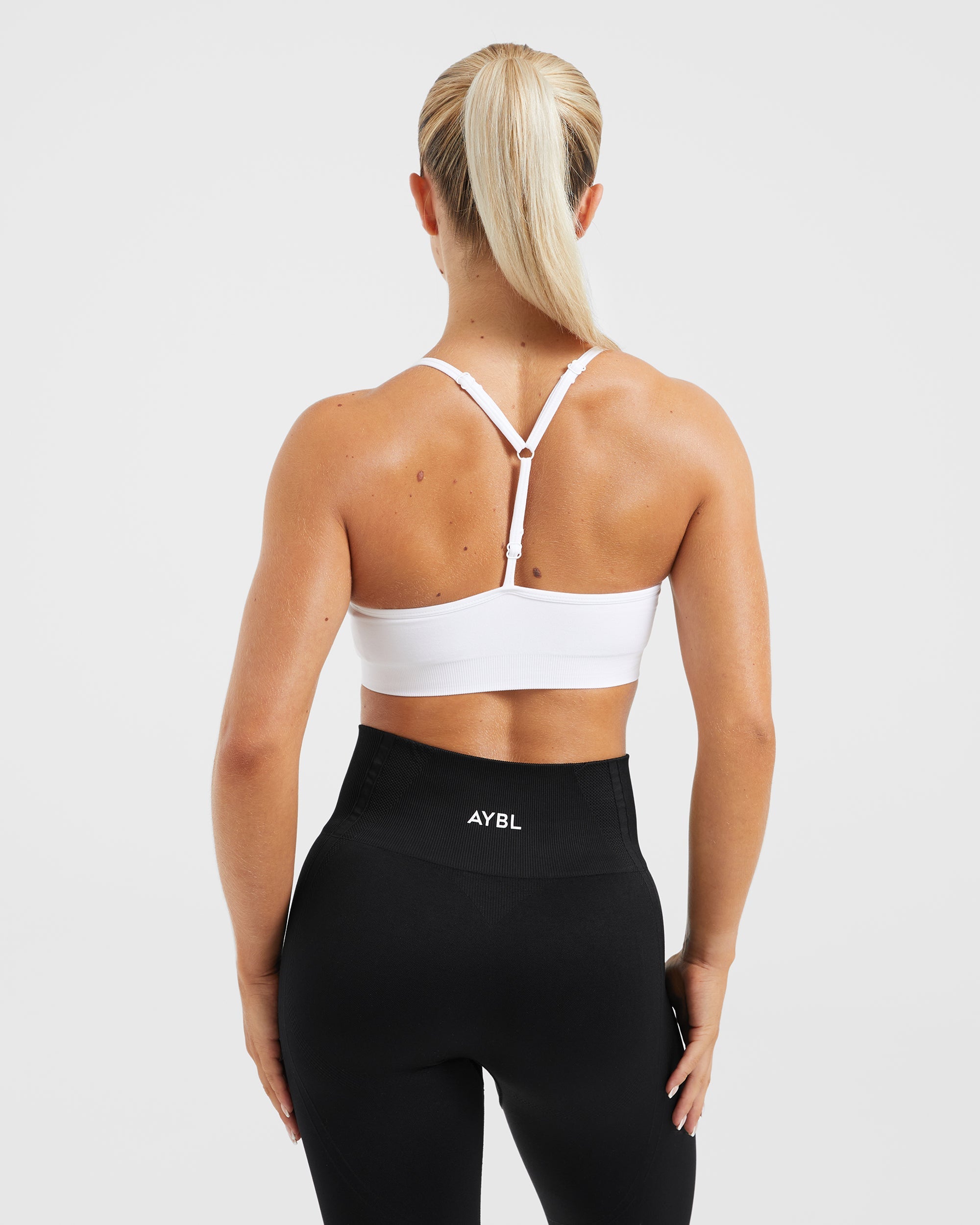 Essential Seamless V Neck Sports Bra - Weiß