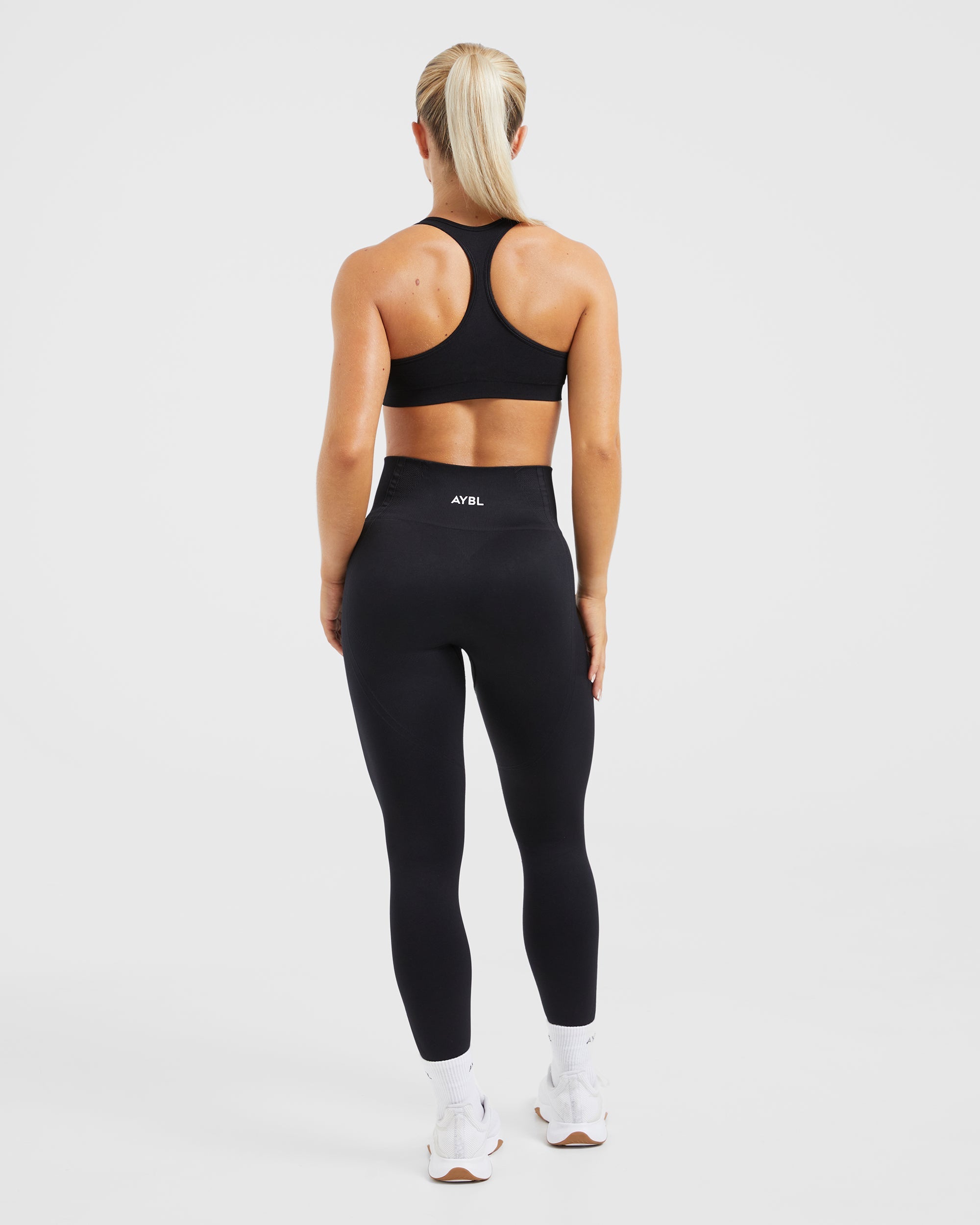 Essential Seamless Racer Back Sports Bra - Schwarz