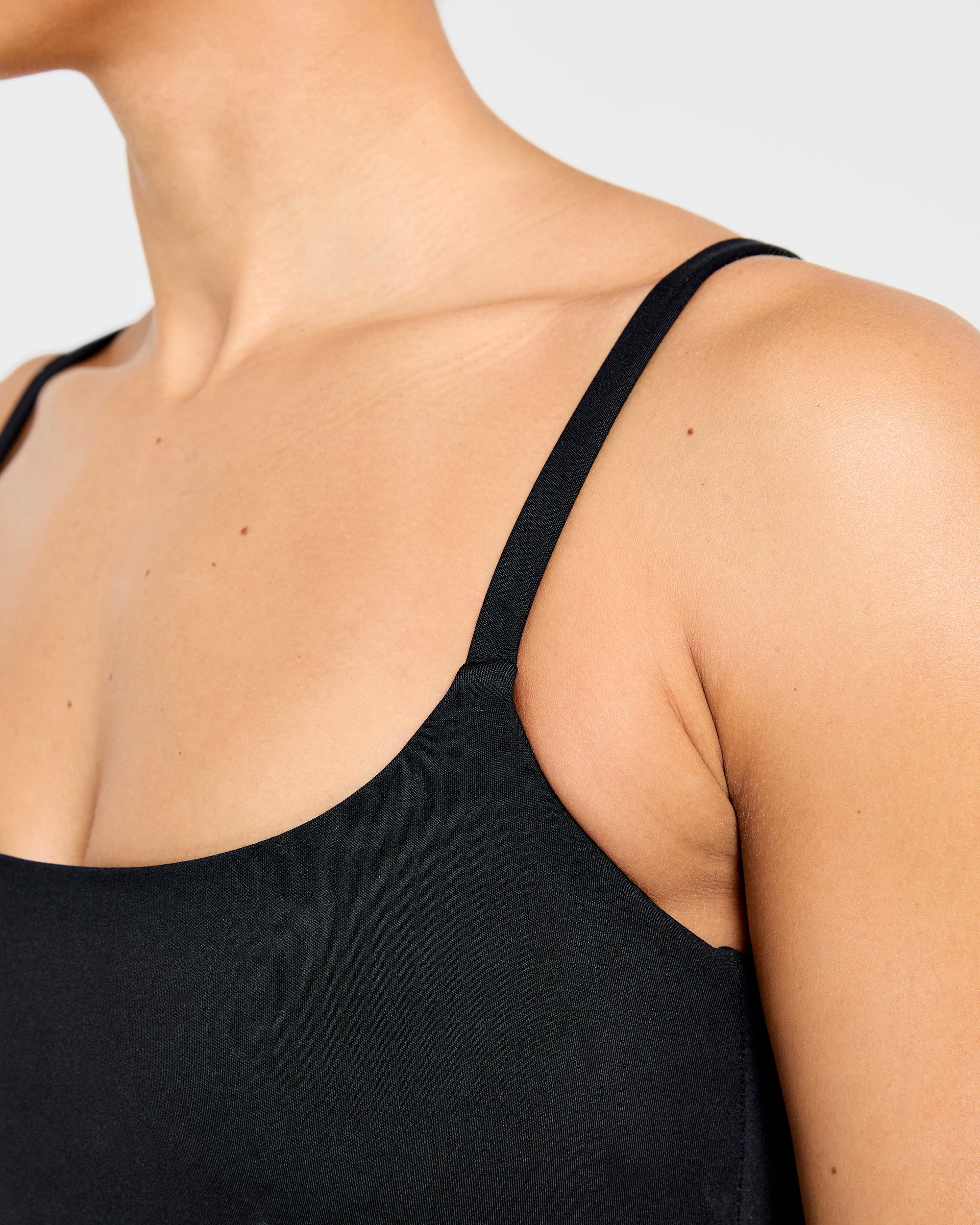 Essential Strappy Tank Top - Schwarz
