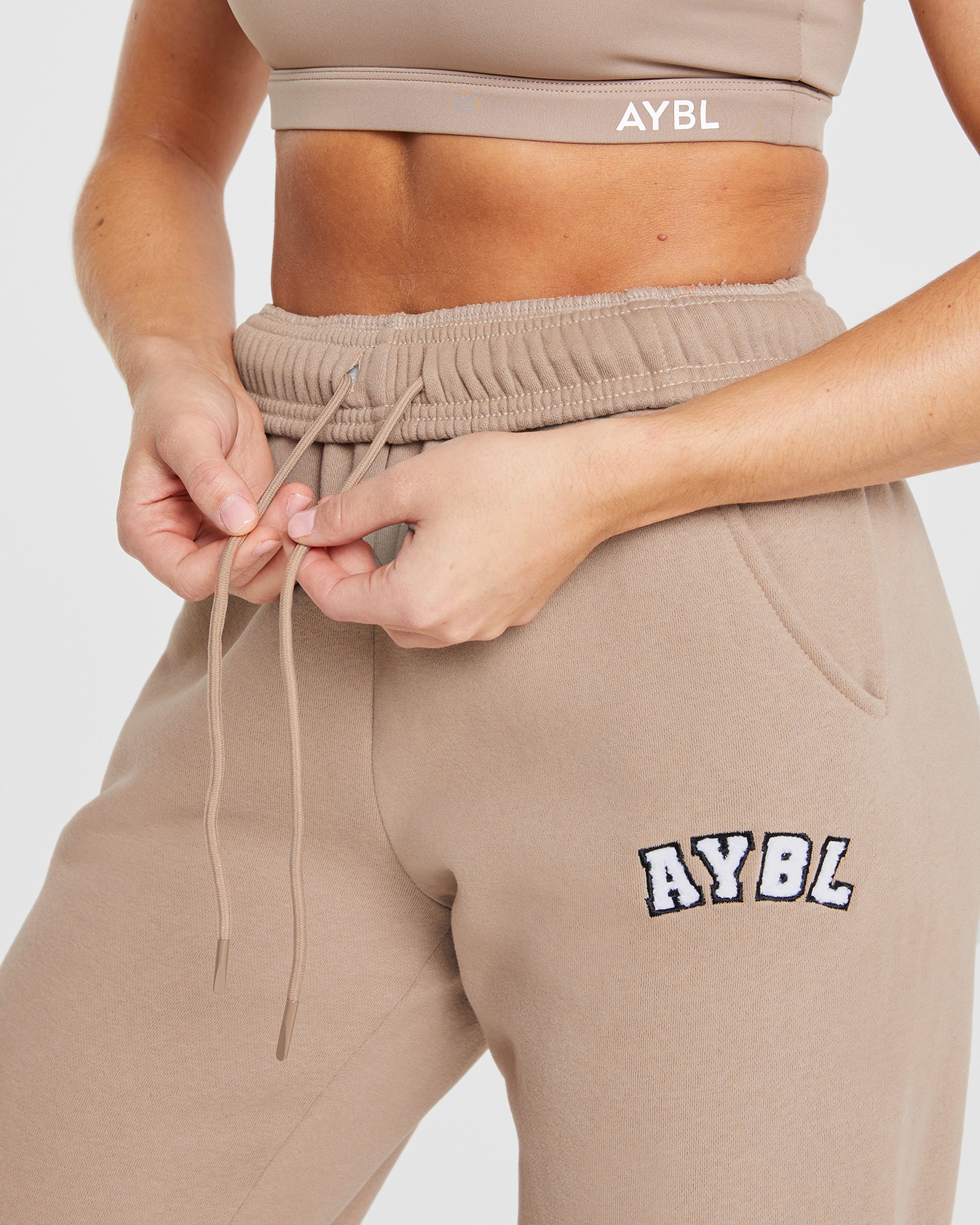 Varsity Oversized Joggers - Latte Braun