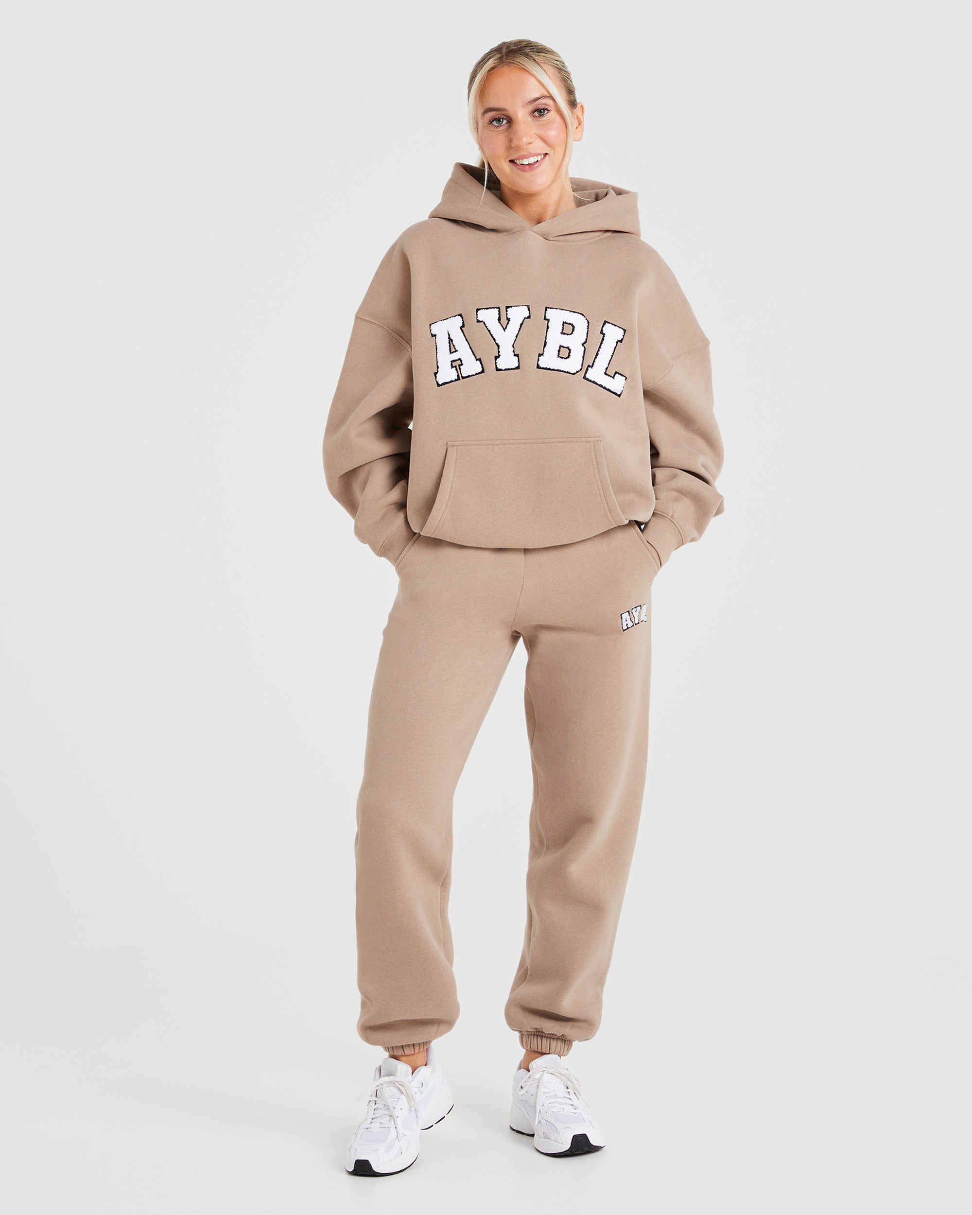 Varsity Oversized Joggers - Latte Braun