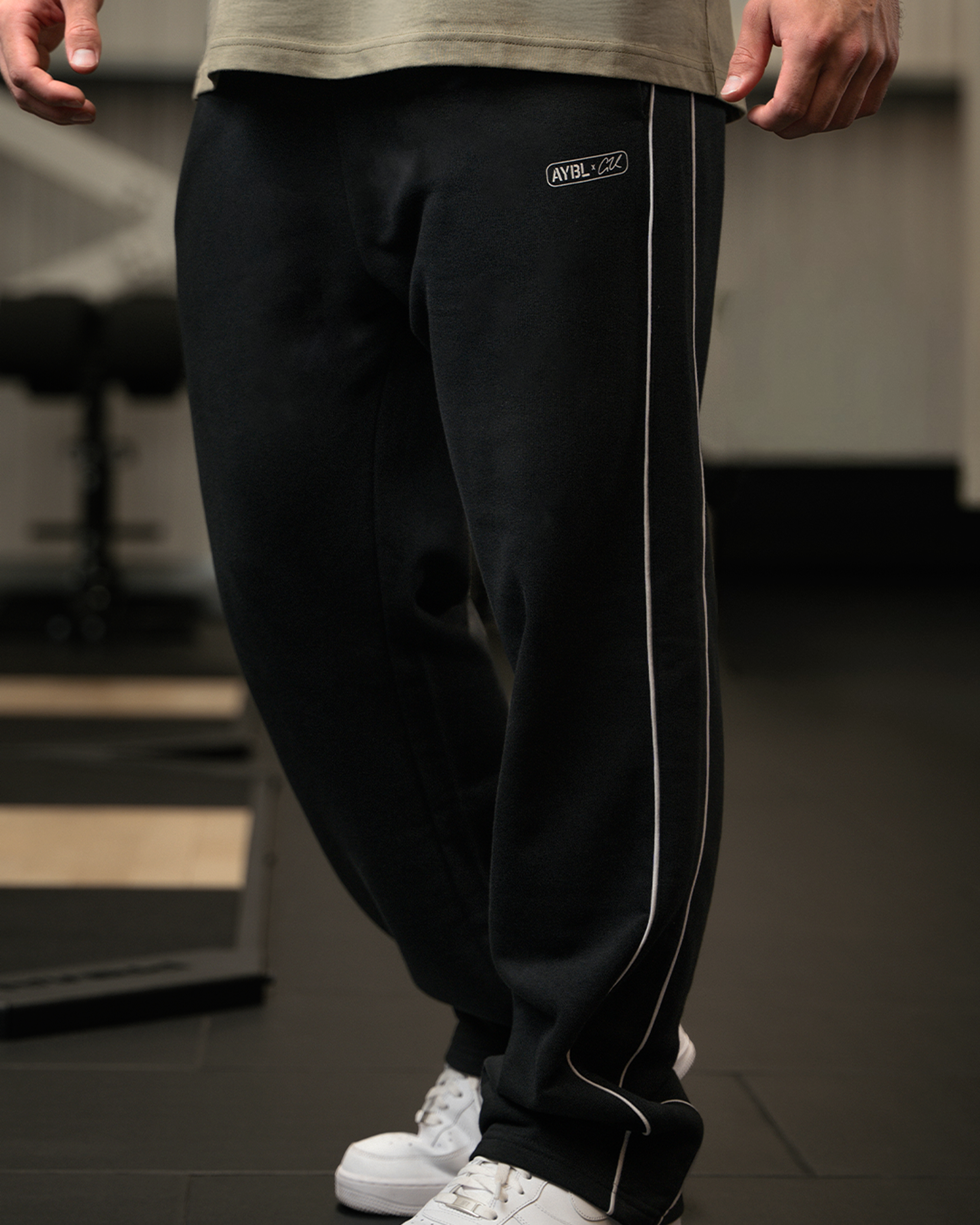 Cam Kissel x Oversized Straight Leg Joggers - Schwarz