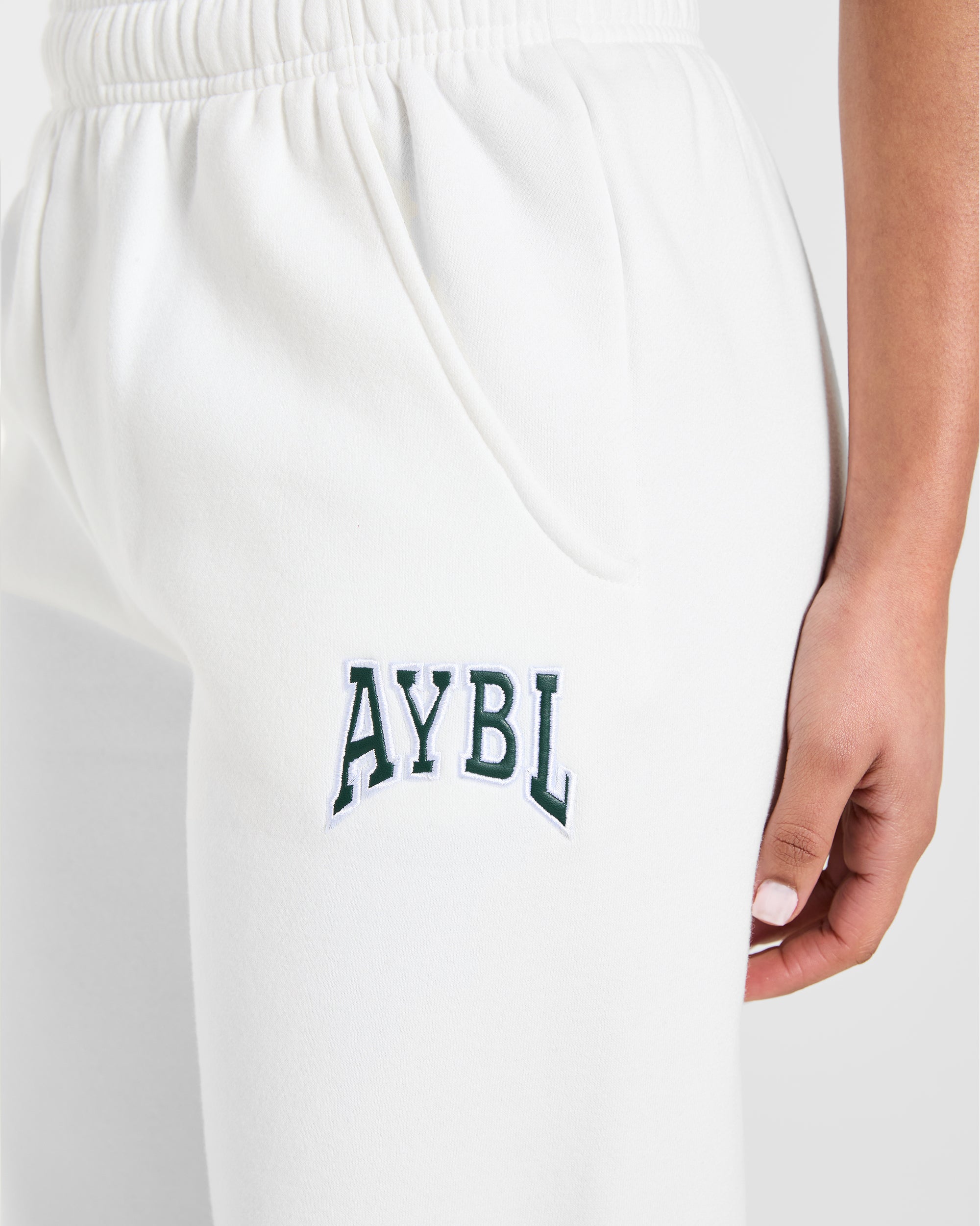 AYBL Club Oversized Straight Leg Joggers - Off Weiß/Forest Grün