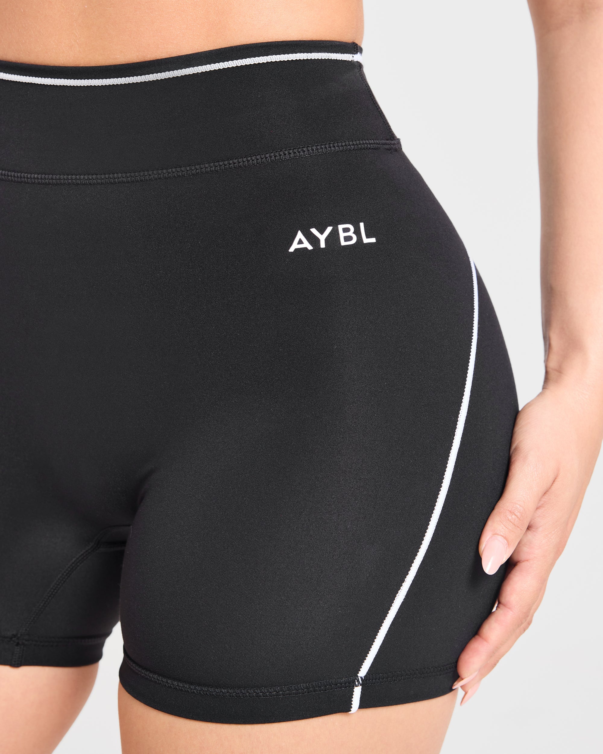 Form Shorts - Schwarz