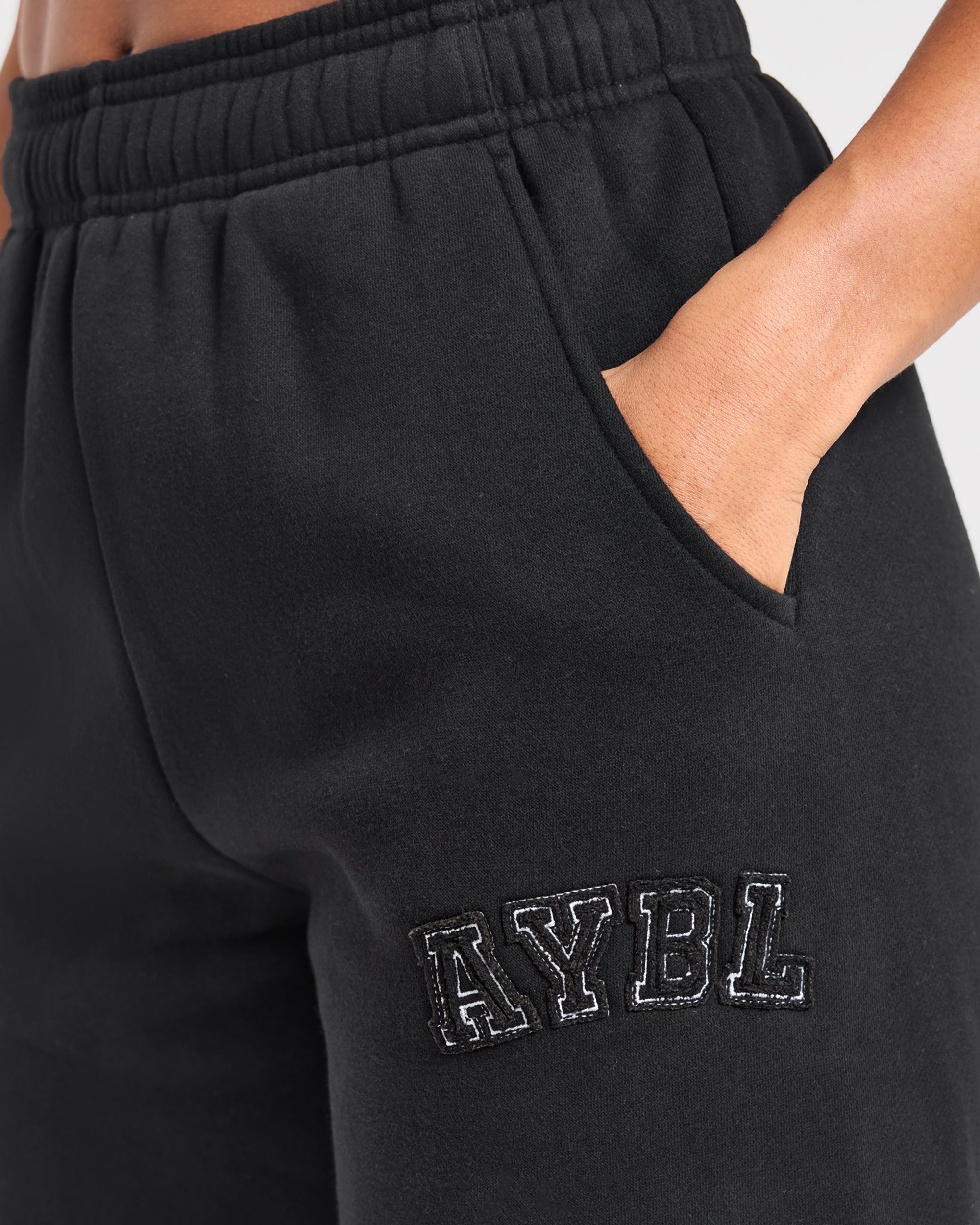 Varsity Applique Oversized Joggers - Schwarz