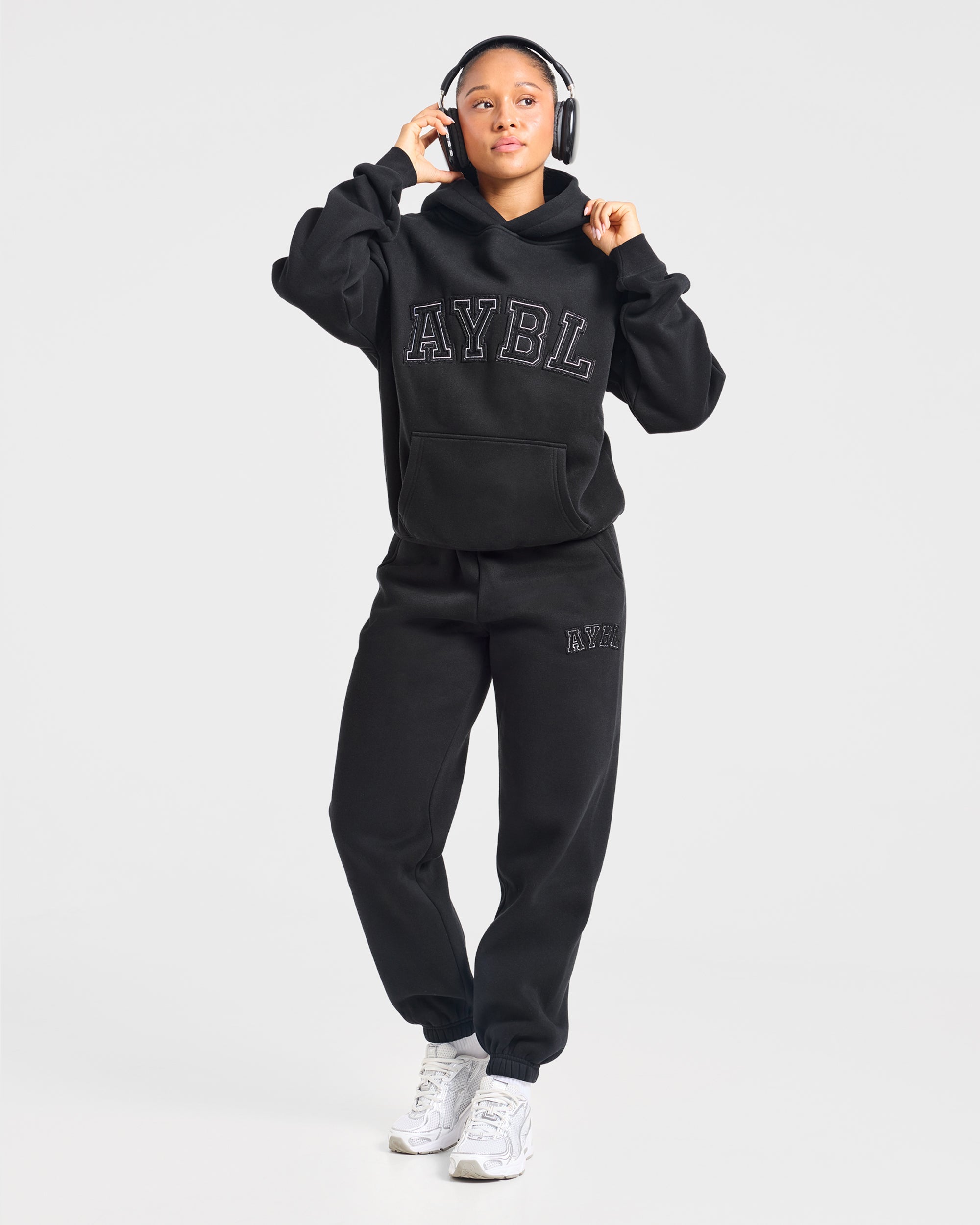 Varsity Applique Oversized Joggers - Schwarz