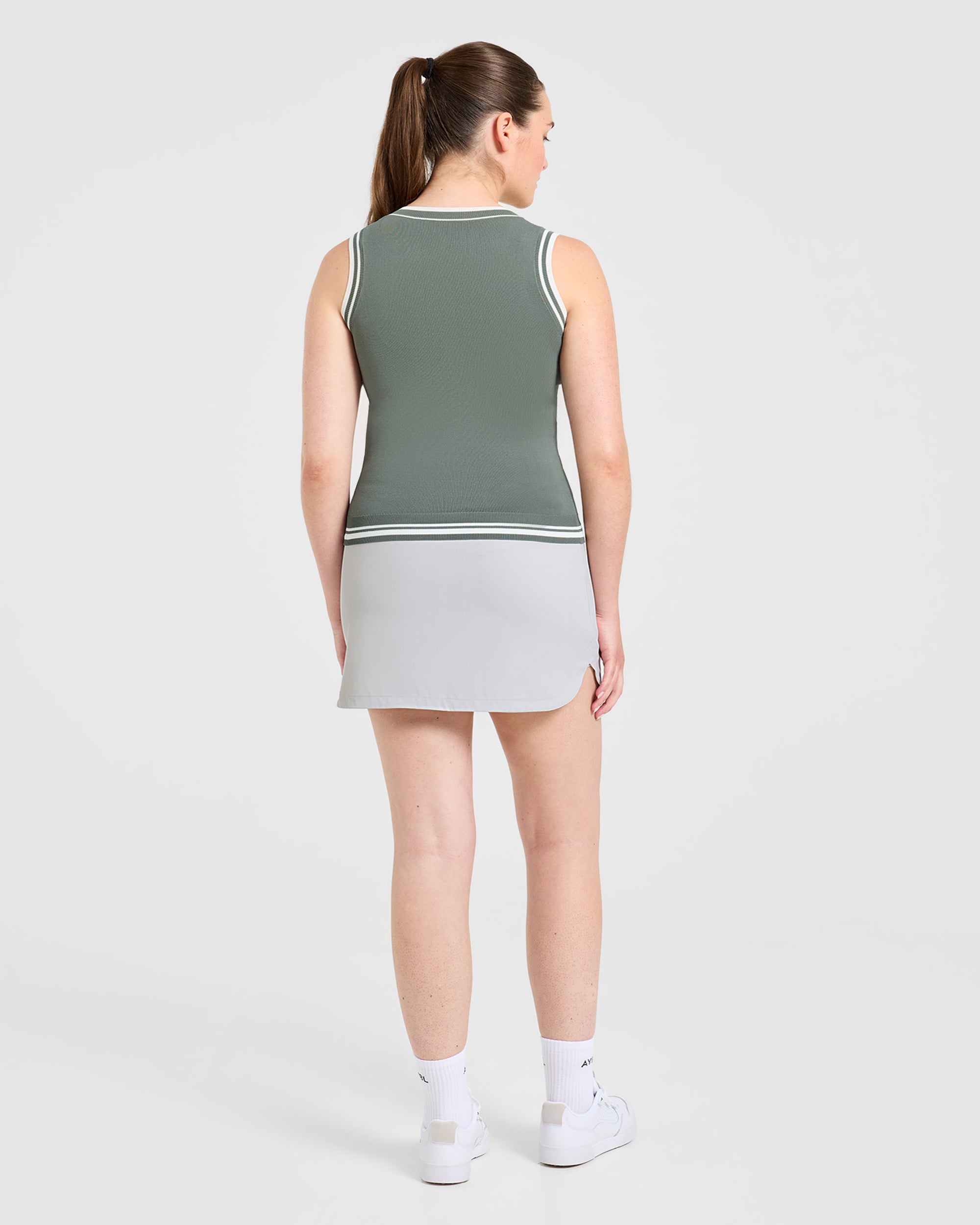 Classic Knitted V Neck Vest - Hillside Grün