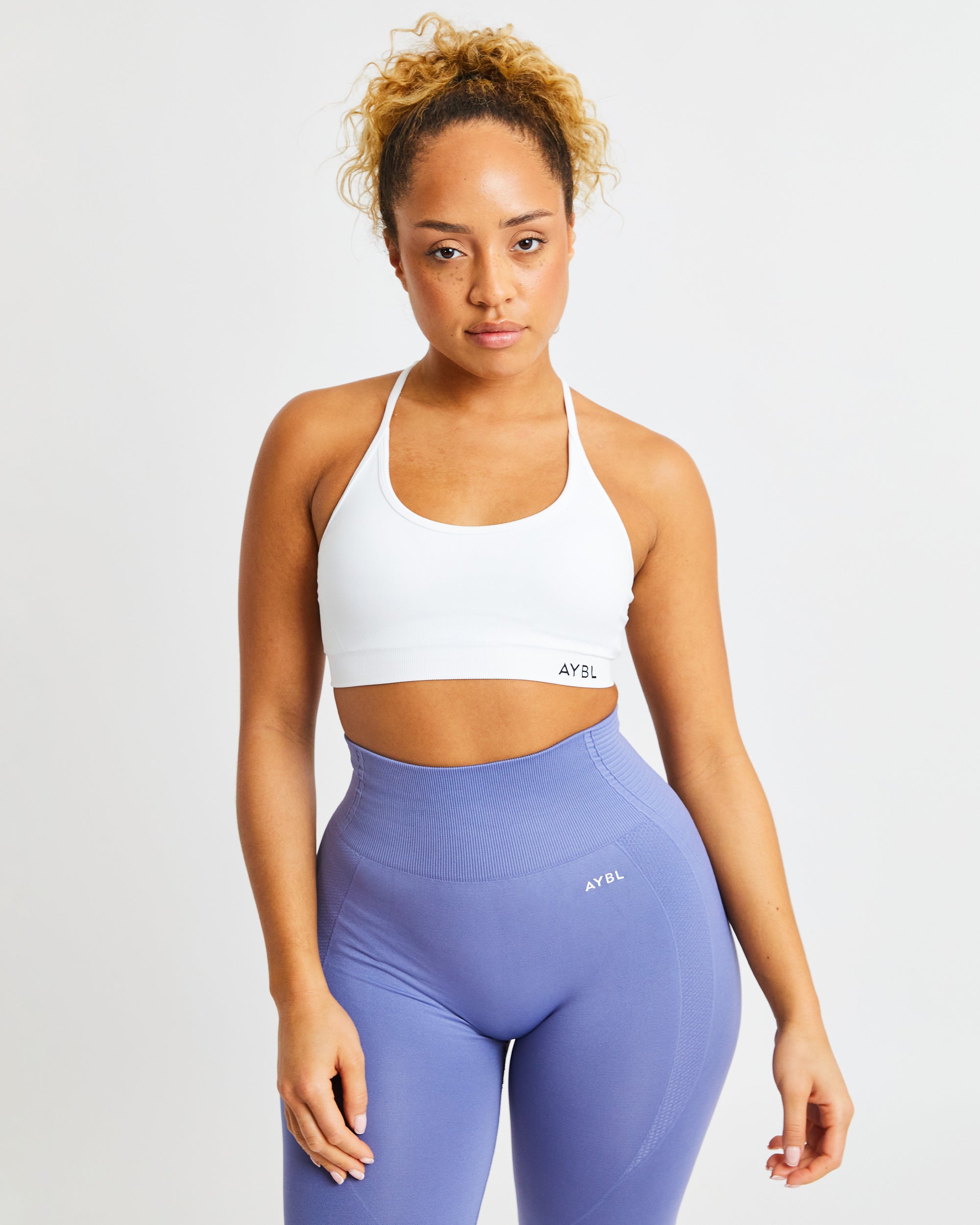 Essential Seamless V Neck Sports Bra - Weiß