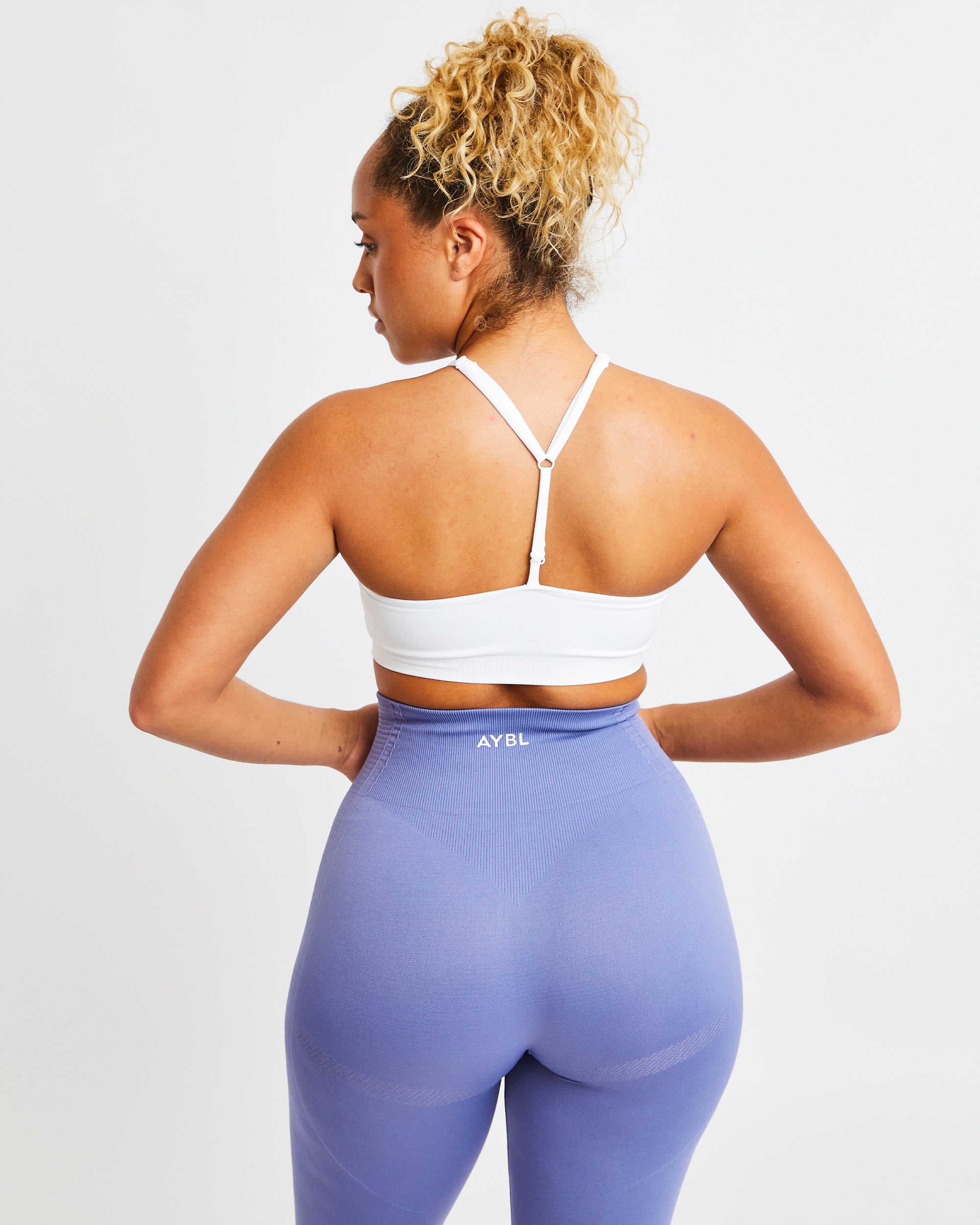 Essential Seamless V Neck Sports Bra - Weiß