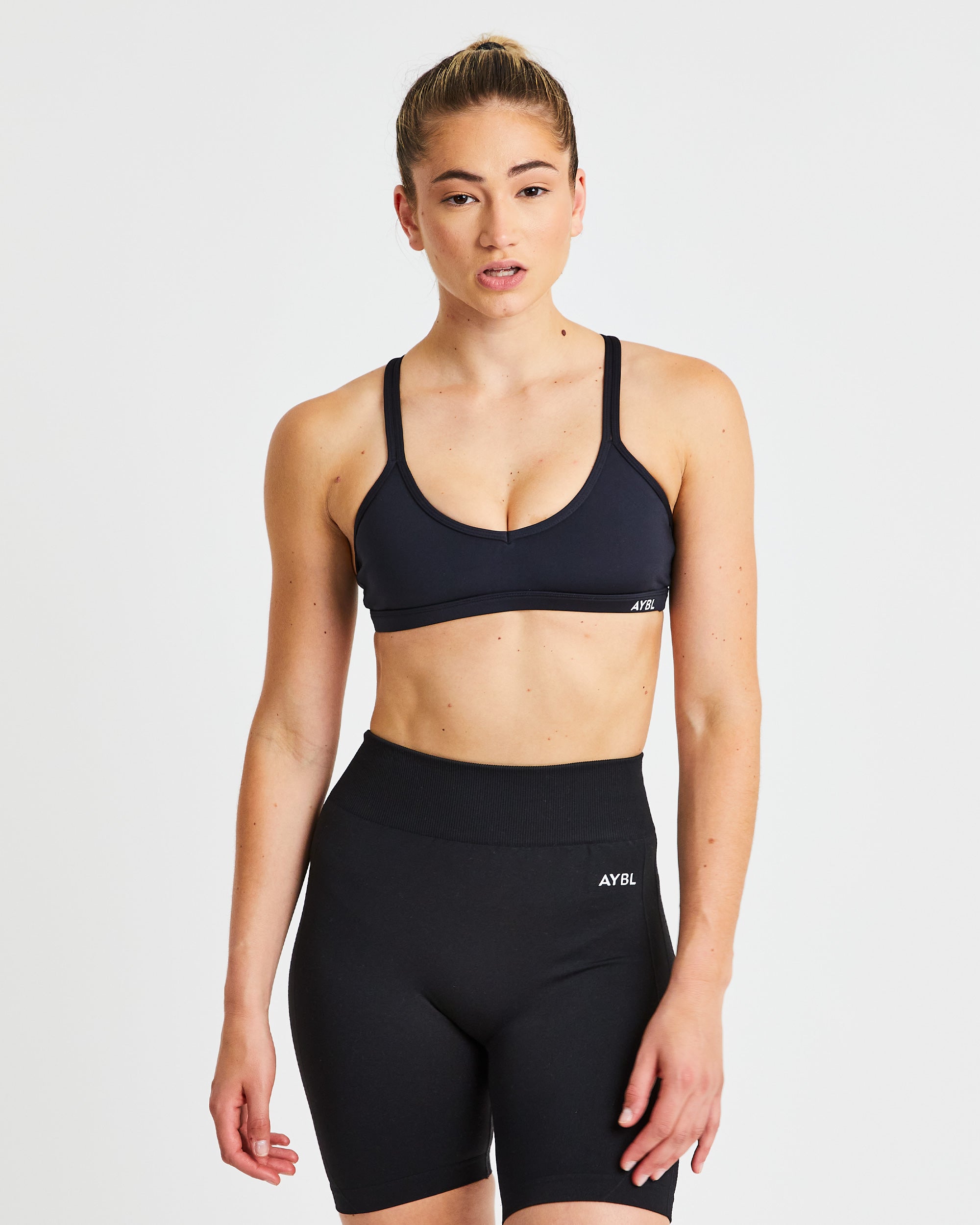 Essential Strappy Sports Bra - Schwarz