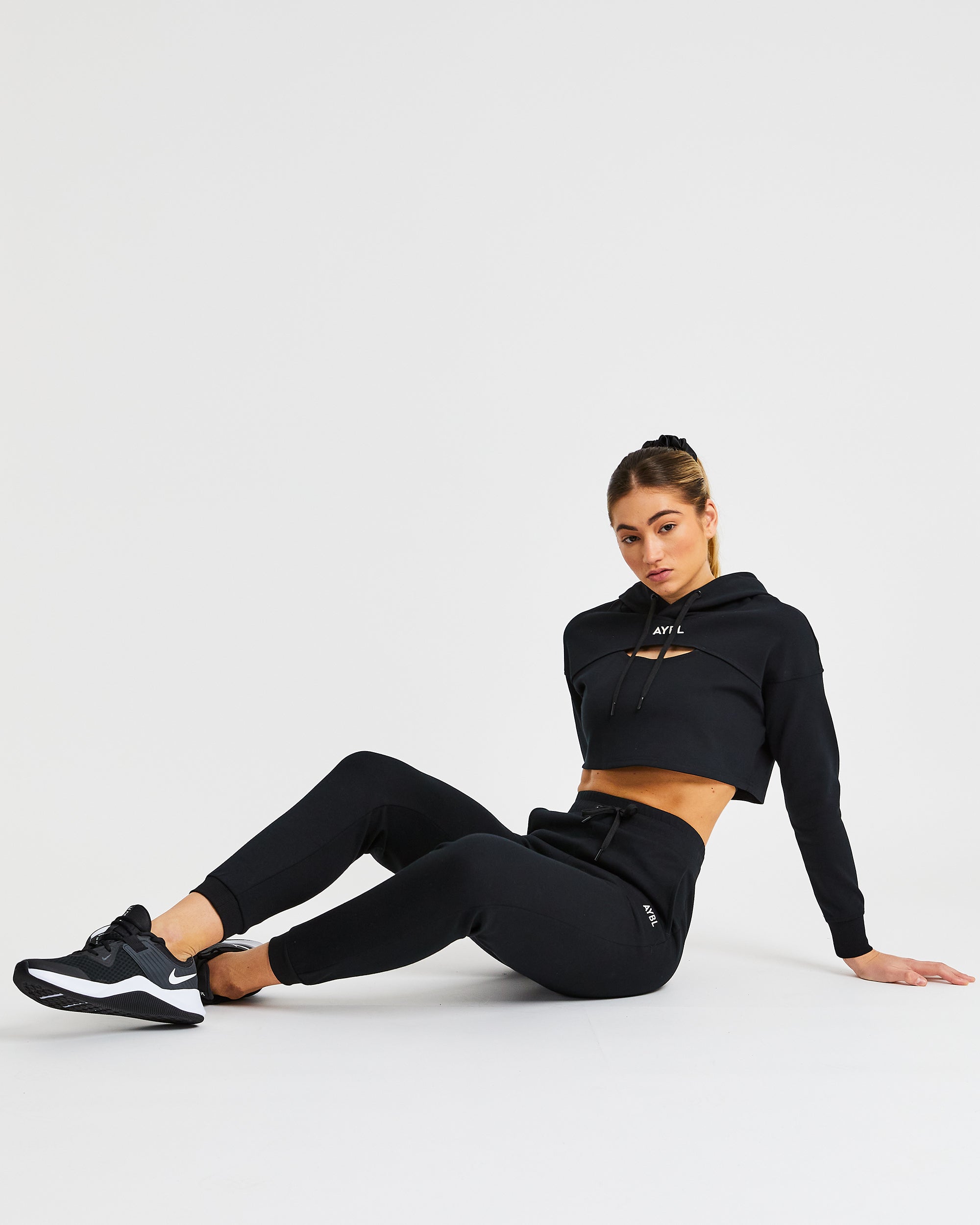 Everyday Cutout Crop Hoodie - Schwarz